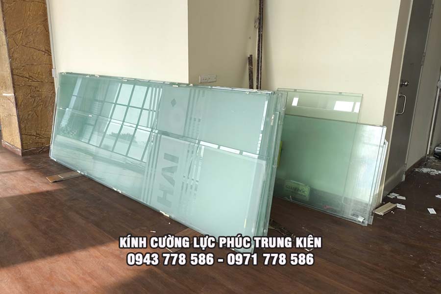 cầu thang kính cường lực